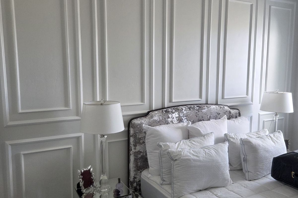 Elegant decorative wall moulding in bedroom by Heritage Crown and Millworks
